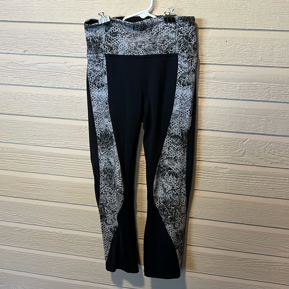 Women’s size 6 Lululemon Leggings.